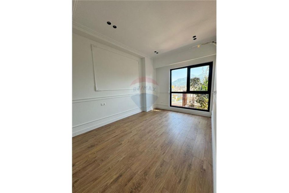 Tirane, jepet me qera apartament 2+1+Ballkon Kati 10, 110 m² 1.000 € (QIRA AMBIENT PER ZYRA RRUGA E KAVAJES!)