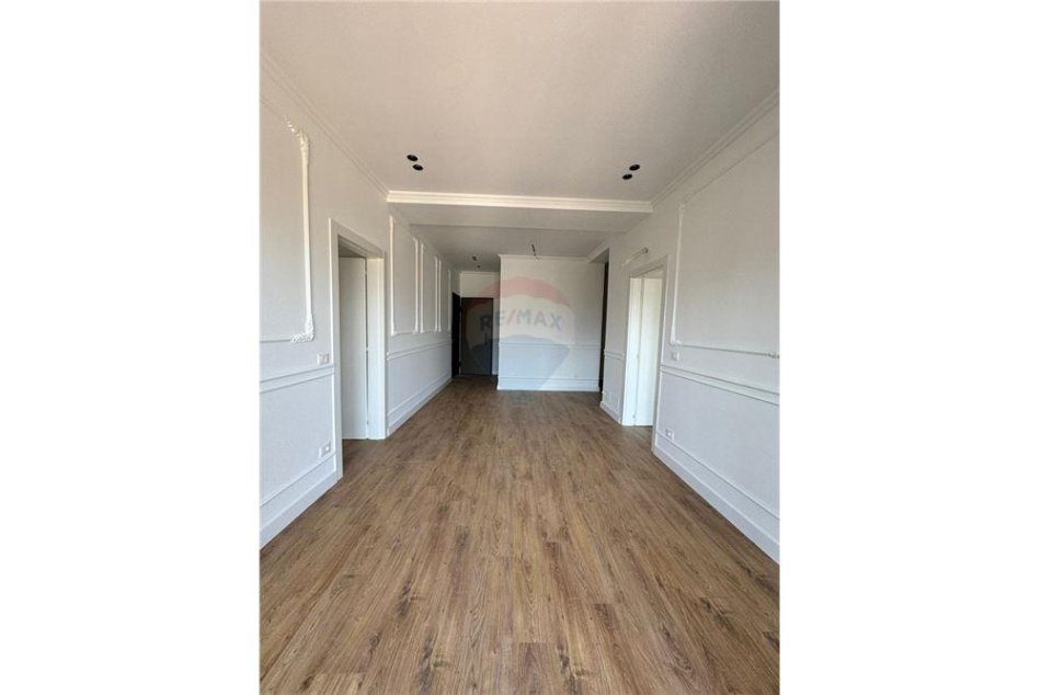 Tirane, jepet me qera apartament 2+1+Ballkon Kati 10, 110 m² 1.000 € (QIRA AMBIENT PER ZYRA RRUGA E KAVAJES!)