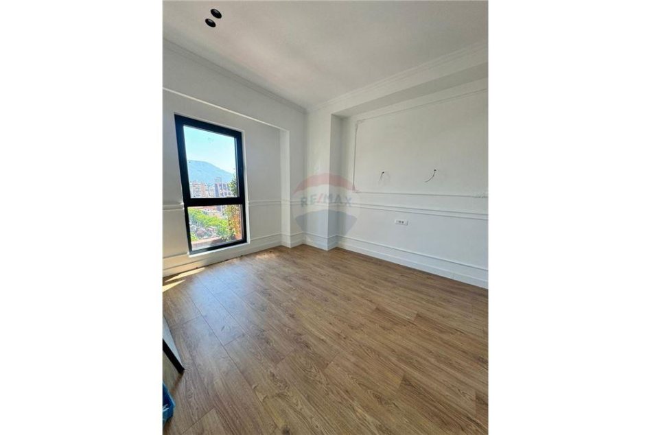 Tirane, jepet me qera apartament 2+1+Ballkon Kati 10, 110 m² 1.000 € (QIRA AMBIENT PER ZYRA RRUGA E KAVAJES!)