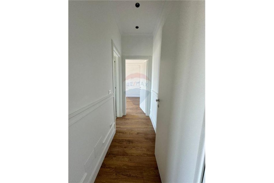 Tirane, jepet me qera apartament 2+1+Ballkon Kati 10, 110 m² 1.000 € (QIRA AMBIENT PER ZYRA RRUGA E KAVAJES!)