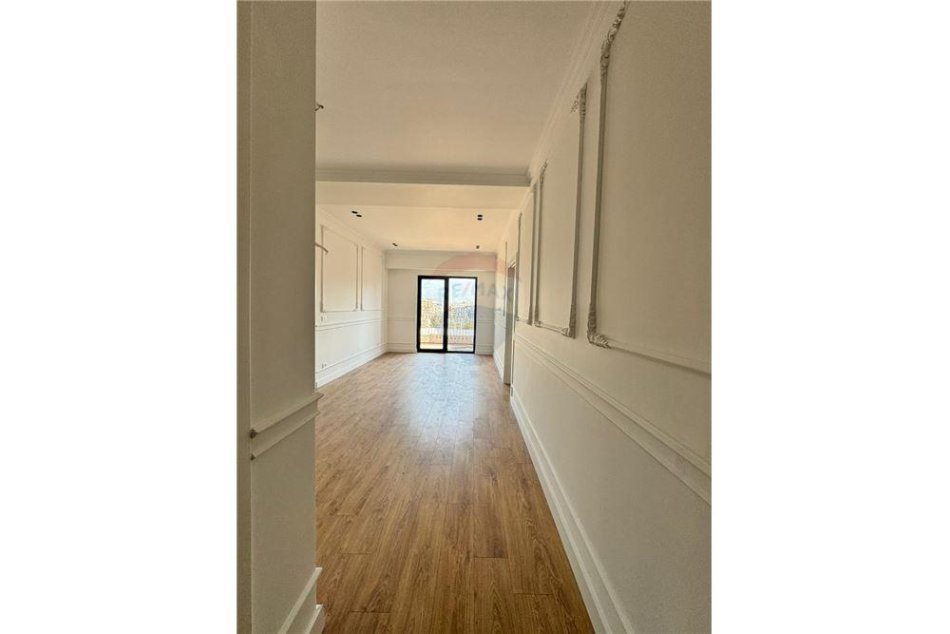 Tirane, jepet me qera apartament 2+1+Ballkon Kati 10, 110 m² 1.000 € (QIRA AMBIENT PER ZYRA RRUGA E KAVAJES!)