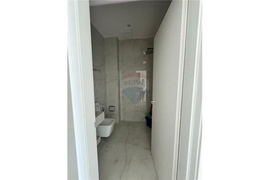 Tirane, jepet me qera apartament 2+1+Ballkon Kati 10, 110 m² 1.000 € (QIRA AMBIENT PER ZYRA RRUGA E KAVAJES!)