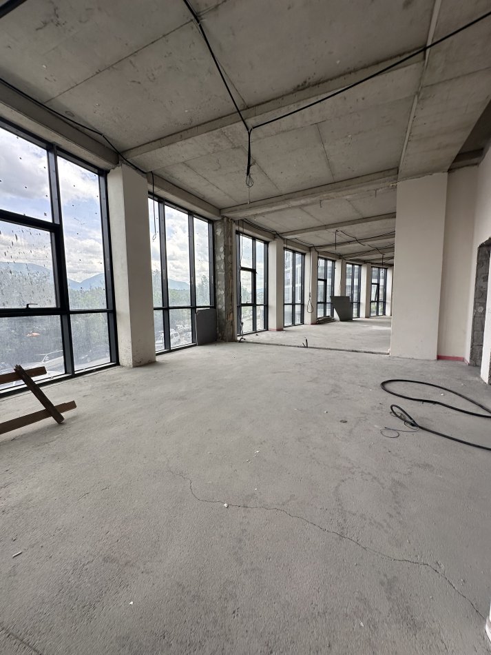Tirane, jepet me qera ambjent biznesi Kati 0, 400 m² 80.000 € (QIRA AMBIENT COMERCIAL LAKE VIEW !)