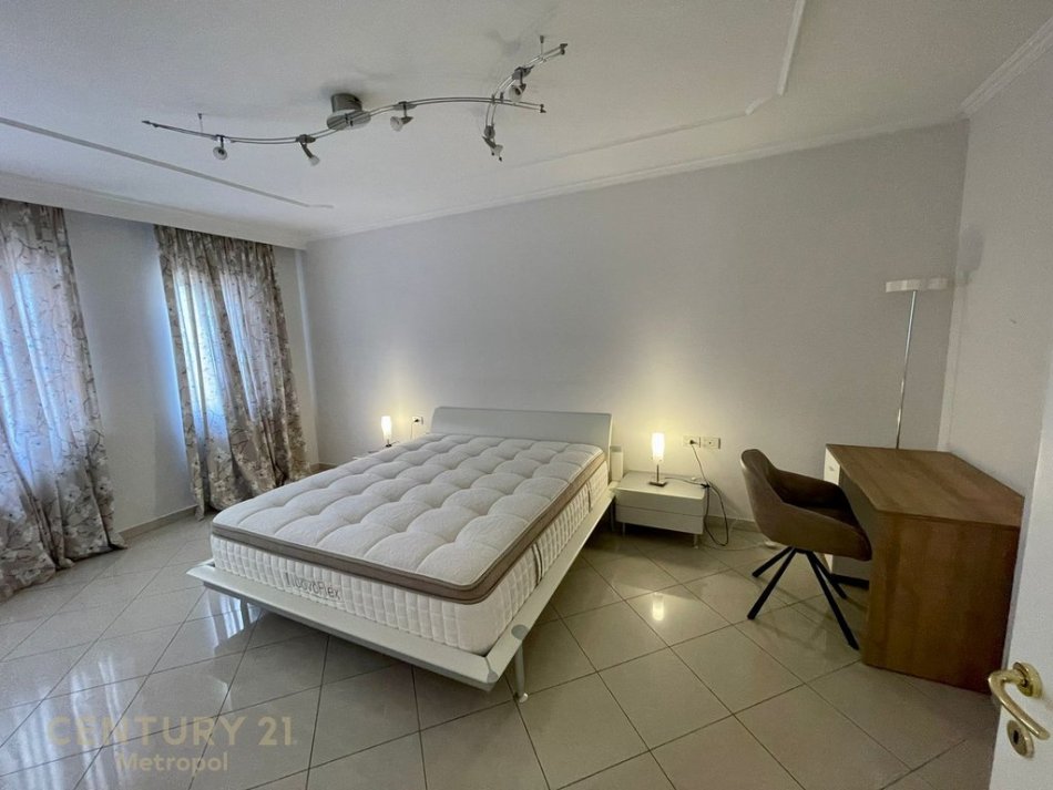 Tirane, jepet me qera apartament 2+1 Kati 8, 143 m² 1.500 € (Te Garda)