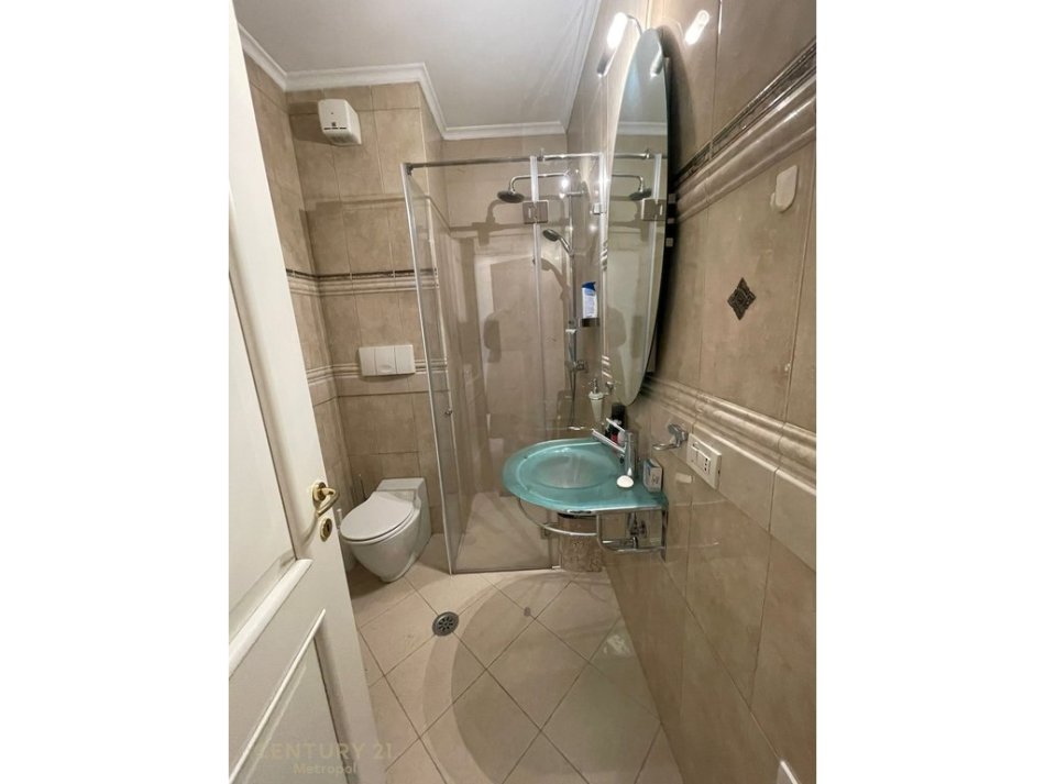 Tirane, jepet me qera apartament 2+1 Kati 8, 143 m² 1.500 € (Te Garda)