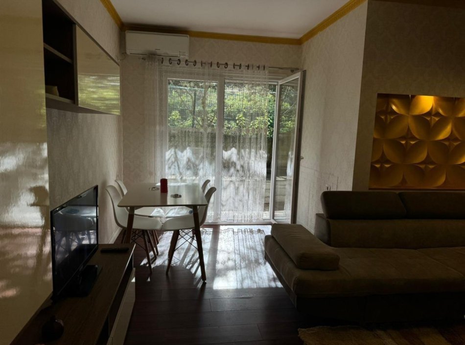 Tirane, jepet me qera apartament 2+1+Ballkon Kati 1, 140 m² 700 € (Radissoni)
