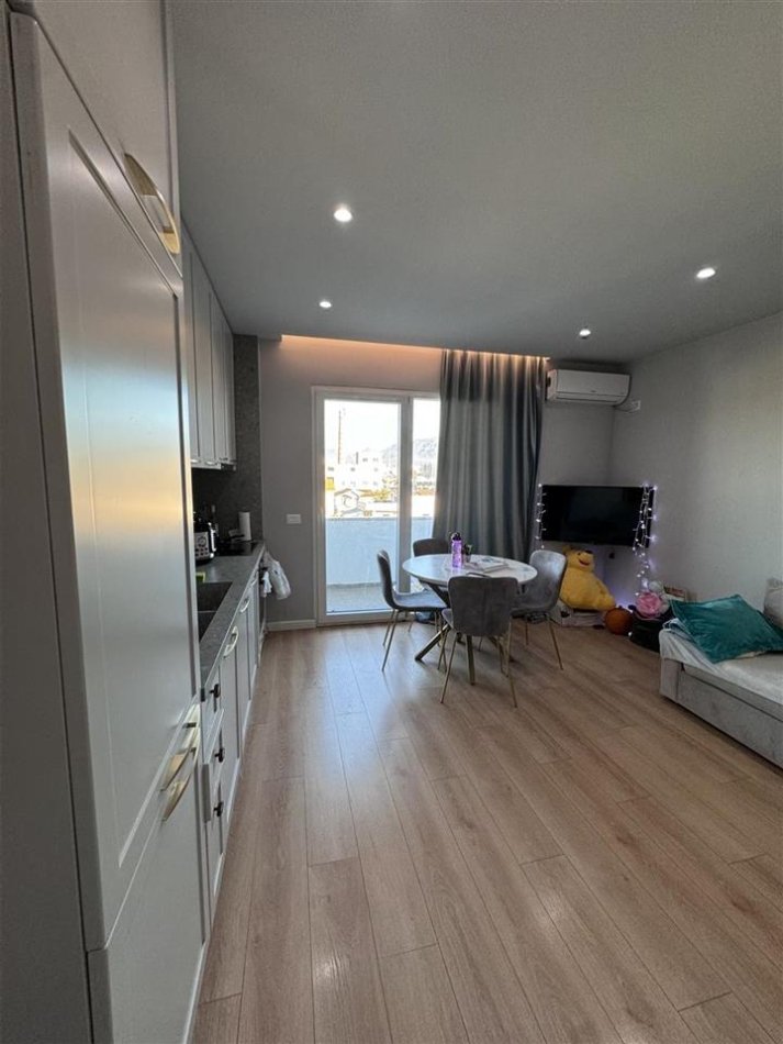 Tirane, shitet apartament 1+1+Ballkon Kati 4, 74 m² 135.000 € (Bulevardi ri ne fund)