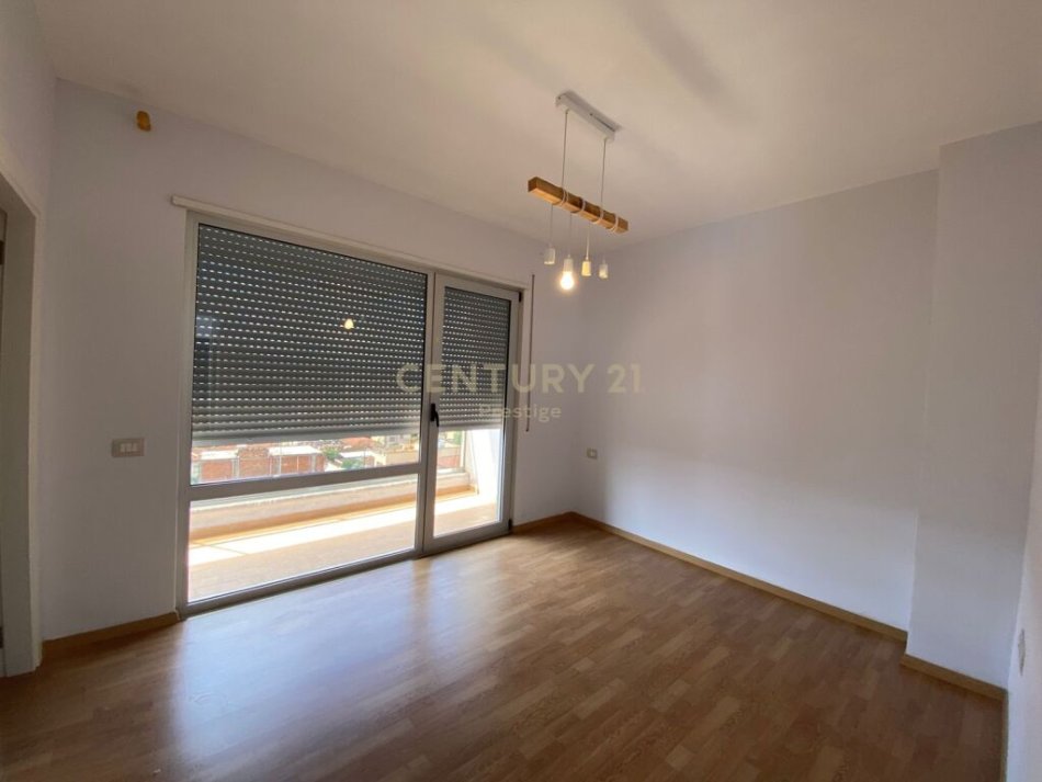 Tirane, shitet apartament 2+1+Aneks+Ballkon Kati 5, 160 m² 250.000 € (Xhamlliku)