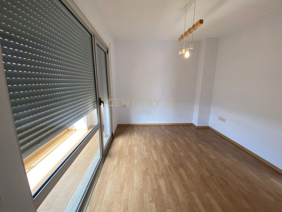 Tirane, shitet apartament 2+1+Aneks+Ballkon Kati 5, 160 m² 250.000 € (Xhamlliku)