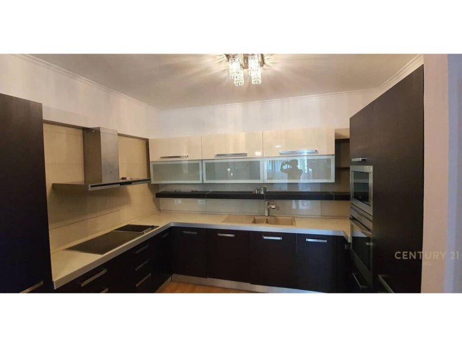 Tirane, jepet me qera apartament 2+1+Aneks+Ballkon Kati 4, 110 m² 750 € (Komuna e Parisit)