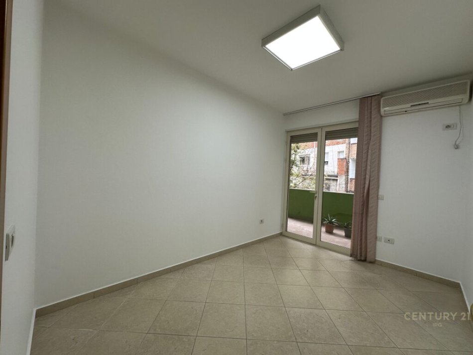 Tirane, jepet me qera apartament 4+1+Aneks+Ballkon Kati 1, 132 m² 800 € (Rruga e Elbasanit)