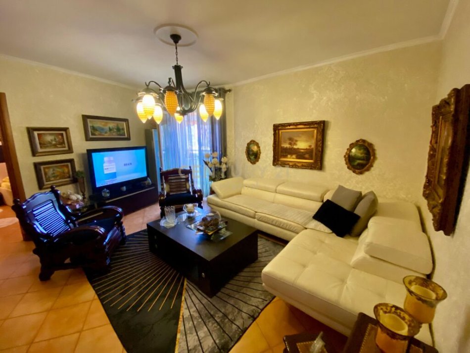 Tirane, jepet me qera apartament 1+1+Aneks+Ballkon Kati 4, 67 m² 700 € (Air Albania)