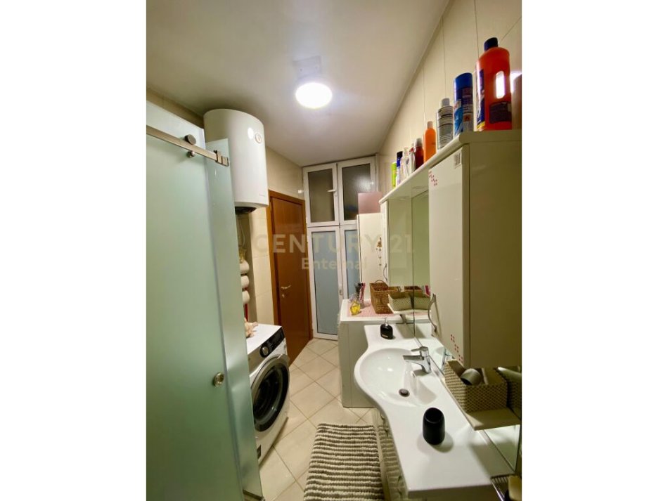 Tirane, jepet me qera apartament 1+1+Aneks+Ballkon Kati 4, 67 m² 700 € (Air Albania)