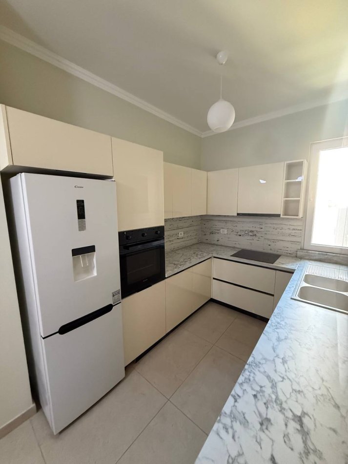 Tirane, jepet me qera apartament 2+1+Ballkon Kati 1, 120 m² 1.000 € (Spitali Amerikan 3)