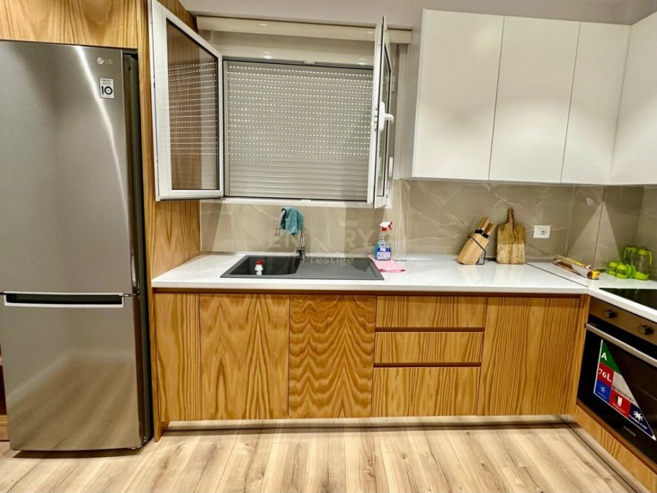 Tirane, jepet me qera apartament 2+1 Kati 1, 181 m² 700 € (Rruga Him Kolli)