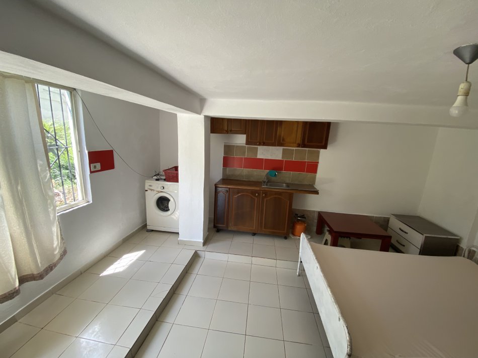 🏠 Jepet Garsioniere me Qera mbi Tregun Elektrik, Tiranë