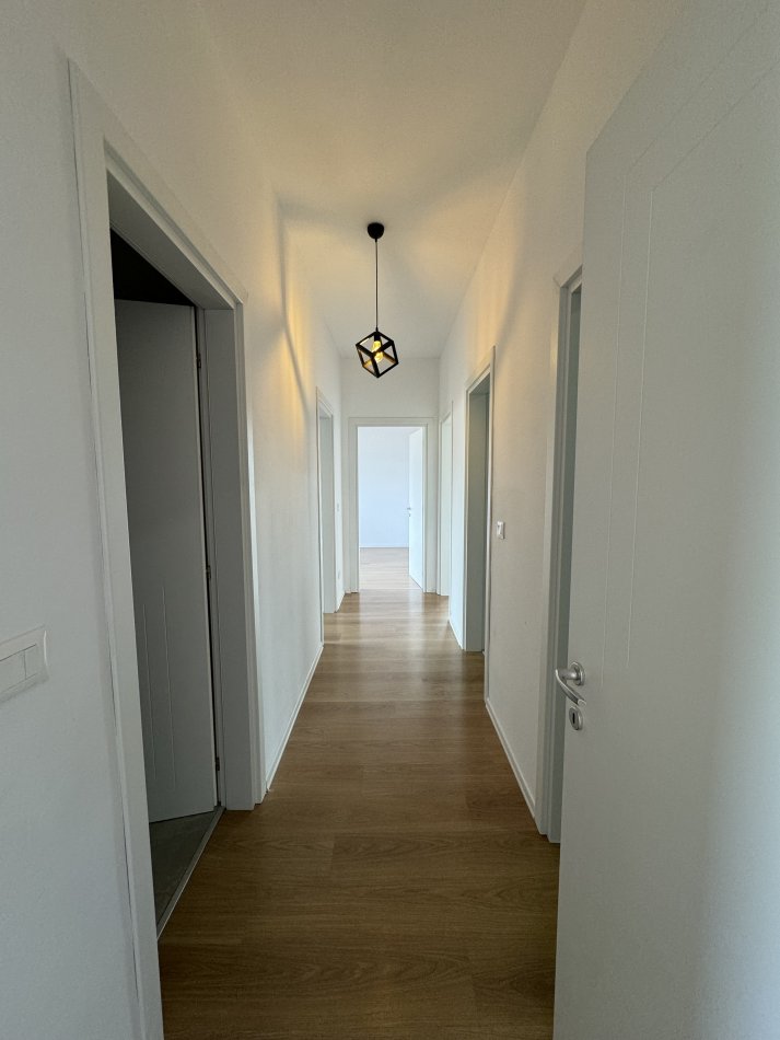 Tirane, jepet me qera ambjent biznesi Kati 18, 160 m² 1.700 € 