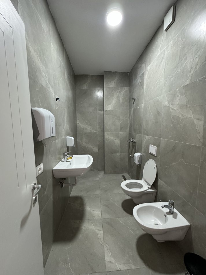 Tirane, jepet me qera ambjent biznesi Kati 18, 160 m² 1.700 € 