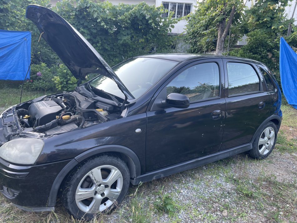 Tirane, shes makine Opel corsa Nafte, e zeze manuale Kondicioner 190.000 km 1400€