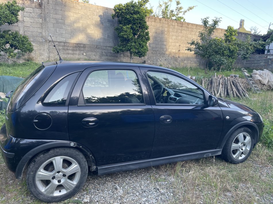 Tirane, shes makine Opel corsa Nafte, e zeze manuale Kondicioner 190.000 km 1400€