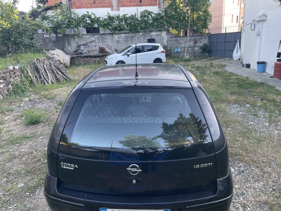 Tirane, shes makine Opel corsa Nafte, e zeze manuale Kondicioner 190.000 km 1400€
