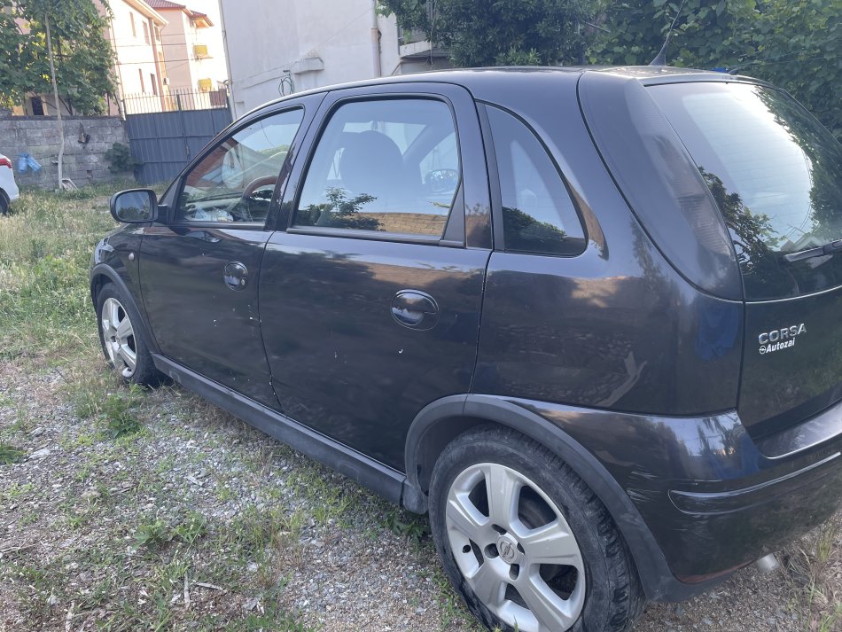 Tirane, shes makine Opel corsa Nafte, e zeze manuale Kondicioner 190.000 km 1400€