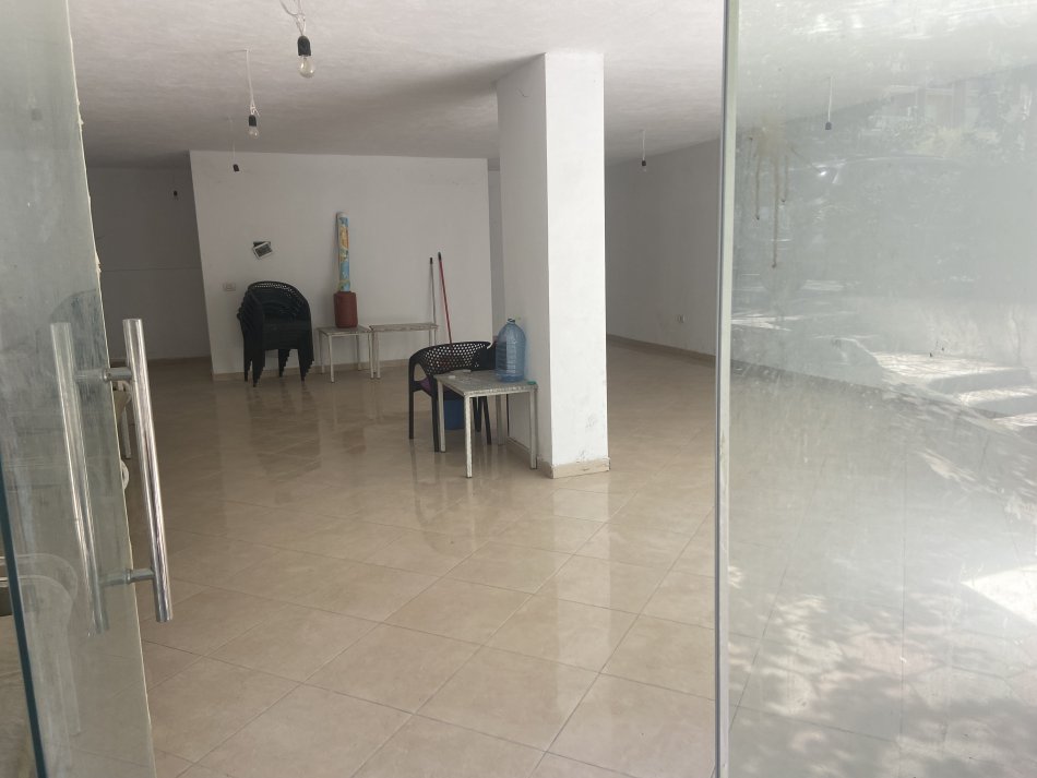 Tirane, shes dyqan Kati 0, 80 m² 90 000 Euro (Don Bosco)