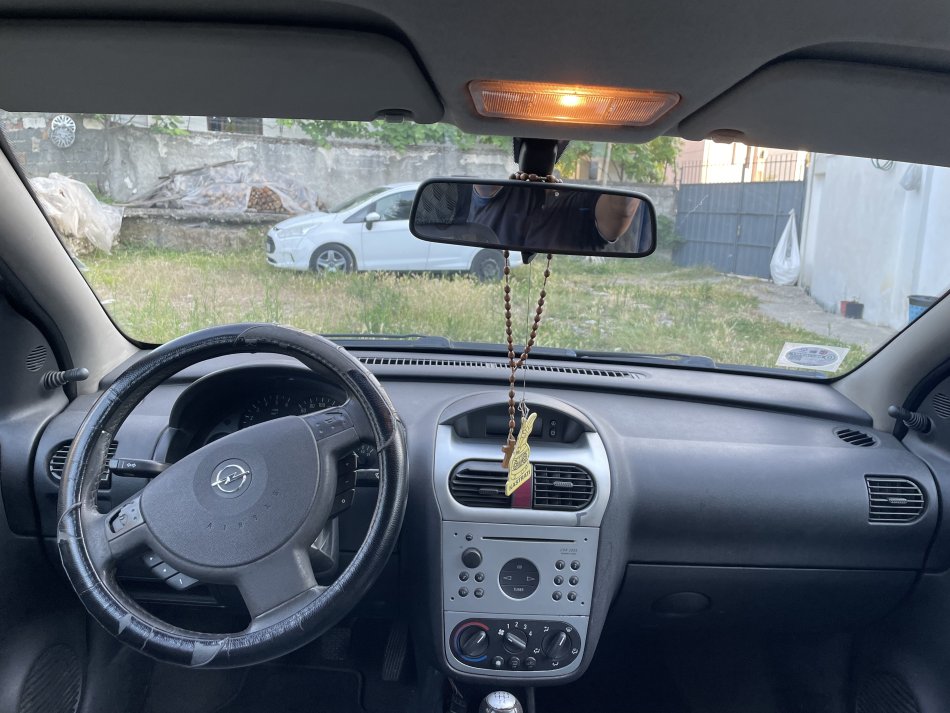 Tirane, shes makine Opel corsa Nafte, e zeze manuale Kondicioner 190.000 km 1400€