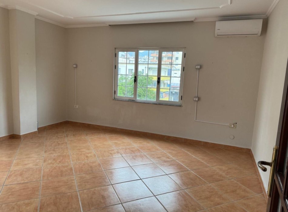 Tirane, jepet me qera zyre Kati 4, 178 m² 1.800 € (Sheshi Willsion)