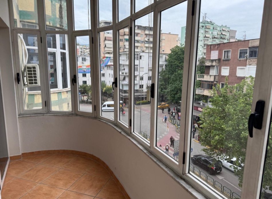 Tirane, jepet me qera zyre Kati 4, 178 m² 1.800 € (Sheshi Willsion)