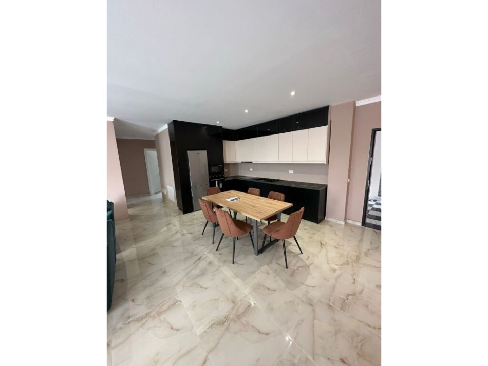 Tirane, jepet me qera apartament 3+1+Aneks+Ballkon Kati 1, 150 m² 1.200 € (Lake land)