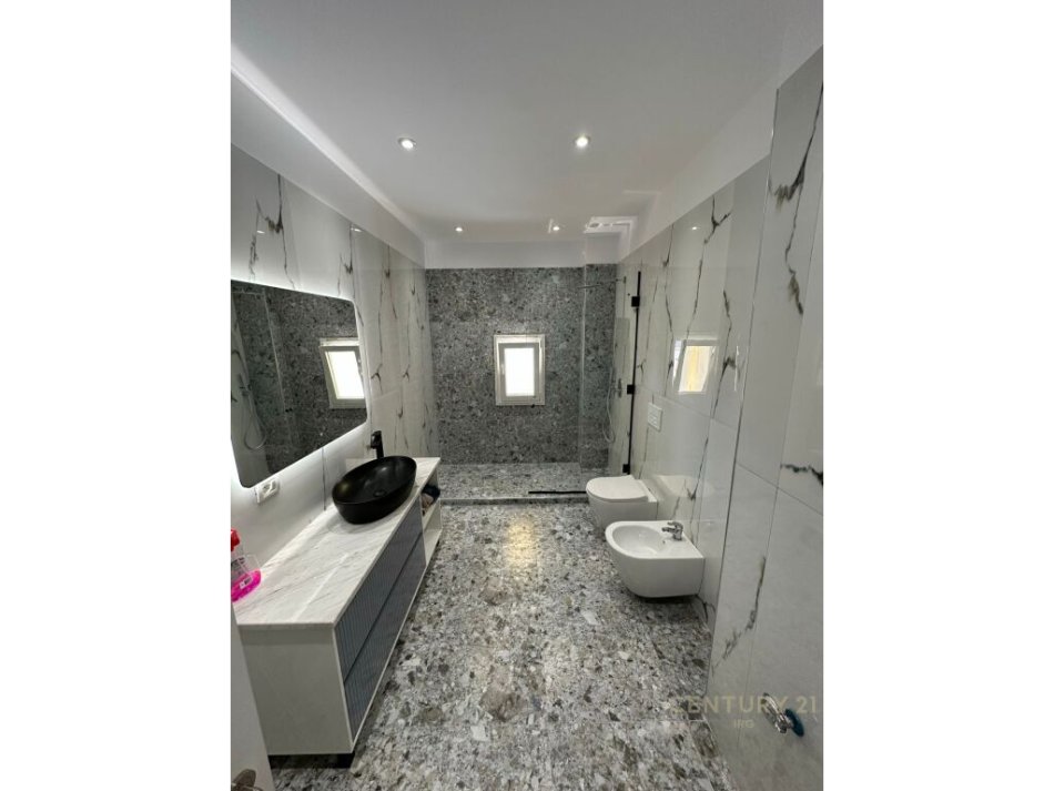 Tirane, jepet me qera apartament 3+1+Aneks+Ballkon Kati 1, 150 m² 1.200 € (Lake land)