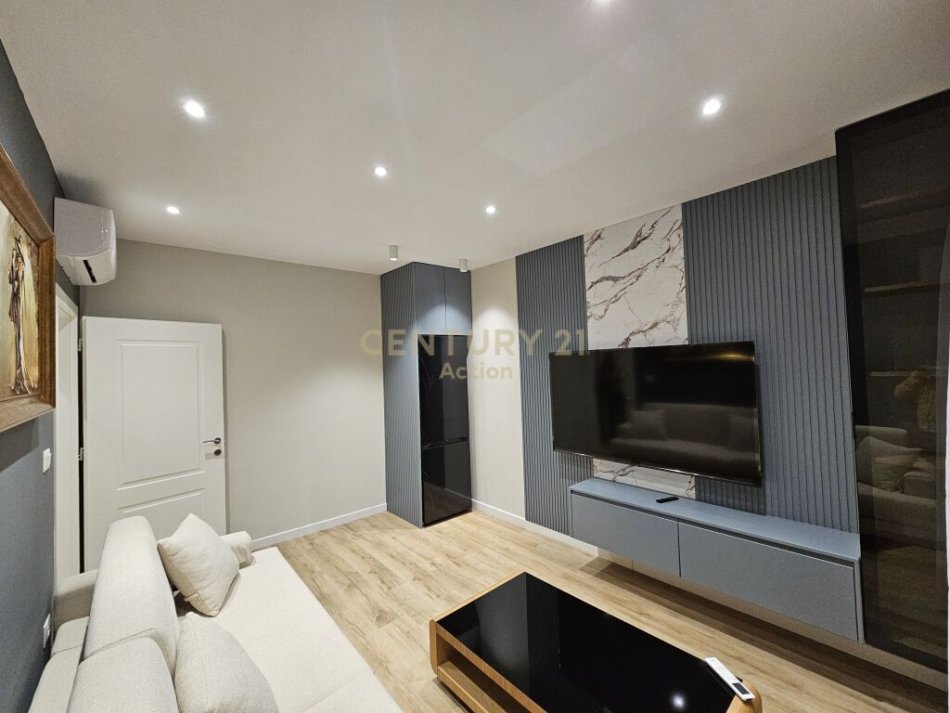 Tirane, jepet me qera apartament 1+1+Aneks+Ballkon Kati 5, 44 m² 1.000 € (Ish Blloku)
