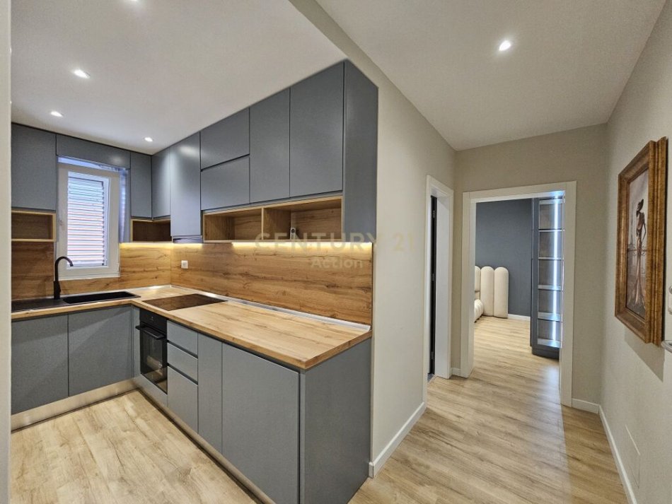 Tirane, jepet me qera apartament 1+1+Aneks+Ballkon Kati 5, 44 m² 1.000 € (Ish Blloku)