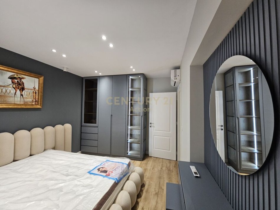 Tirane, jepet me qera apartament 1+1+Aneks+Ballkon Kati 5, 44 m² 1.000 € (Ish Blloku)