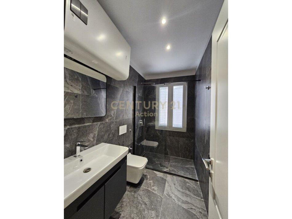 Tirane, jepet me qera apartament 1+1+Aneks+Ballkon Kati 5, 44 m² 1.000 € (Ish Blloku)