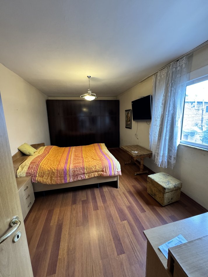 Tirane, jepet me qera Vile 3 Katshe Kati 3, 201 m² 750 € (ali demi)