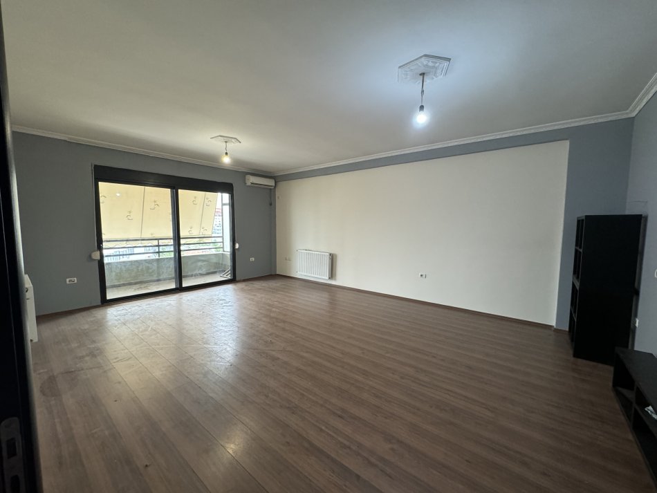 Tirane, jepet me qera apartament 3+1+Ballkon Kati 5, 124 m² 450 € (Milto Sotir Gura)