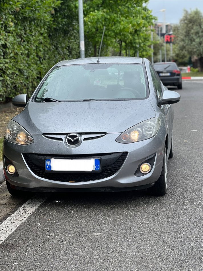 Tirane, shitet makine Mazda 2 Nafte, gri metalizato manuale Kondicioner 190.000 km 3.999 €