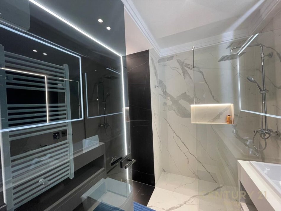Tirane, jepet me qera apartament 2+1+Aneks+Ballkon Kati 5, 163 m² 2.000 € (Kopshti zologjik)