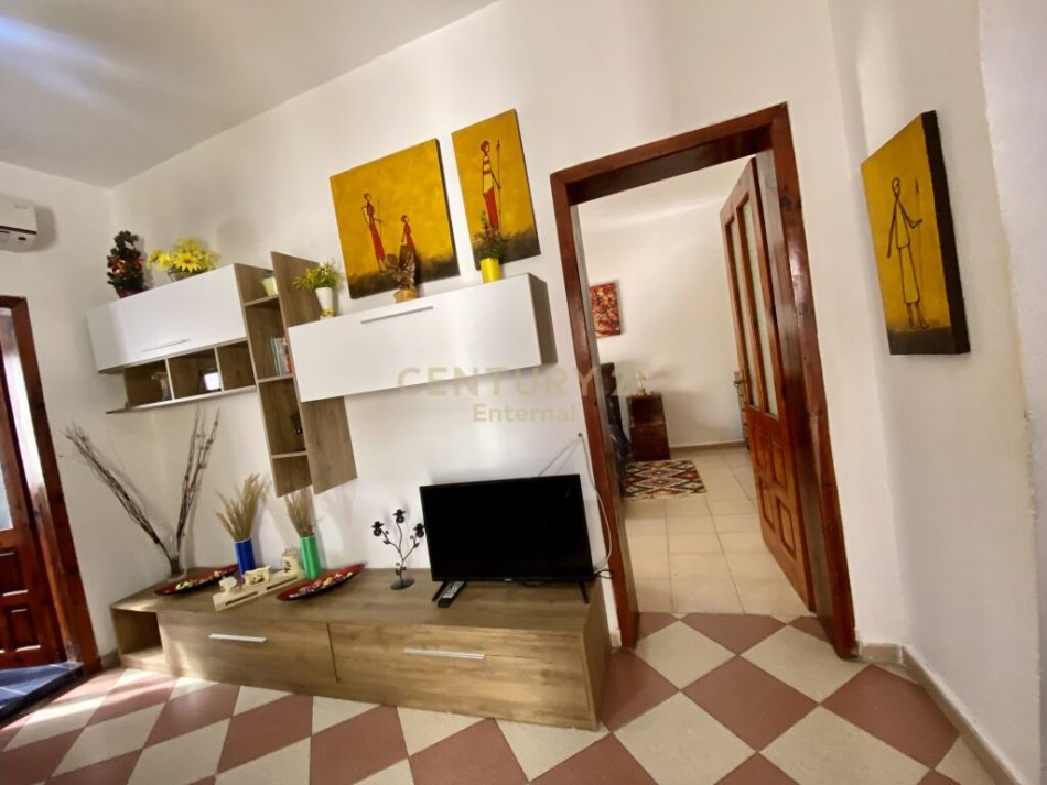 Tirane, jepet me qera apartament 1+1+Aneks+Ballkon Kati 2, 50 m² 580 € (Blloku)