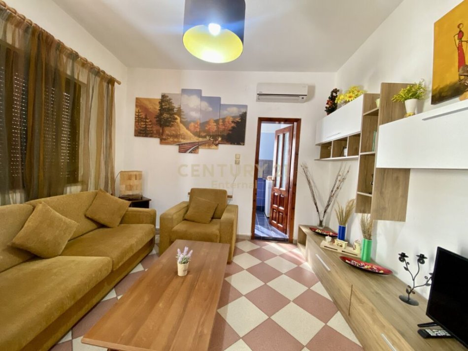 Tirane, jepet me qera apartament 1+1+Aneks+Ballkon Kati 2, 50 m² 580 € (Blloku)