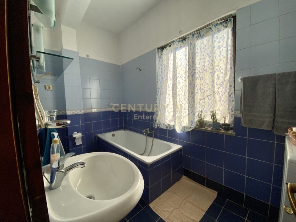 Tirane, jepet me qera apartament 1+1+Aneks+Ballkon Kati 2, 50 m² 580 € (Blloku)