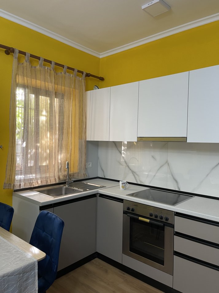 Tirane, jepet me qera apartament 1+1 Kati 1, 70 m² 450 € (Rruga Ferit Xhajko, Ish Restorant Durrsi)