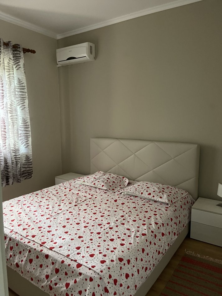 Tirane, jepet me qera apartament 1+1 Kati 1, 70 m² 450 € (Rruga Ferit Xhajko, Ish Restorant Durrsi)