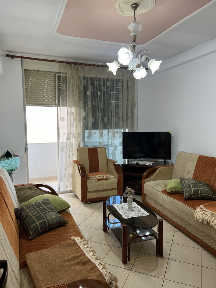 Tirane, jepet me qera apartament 1+1 Kati 2, 500 € (Rruga hoxha tahsimi)