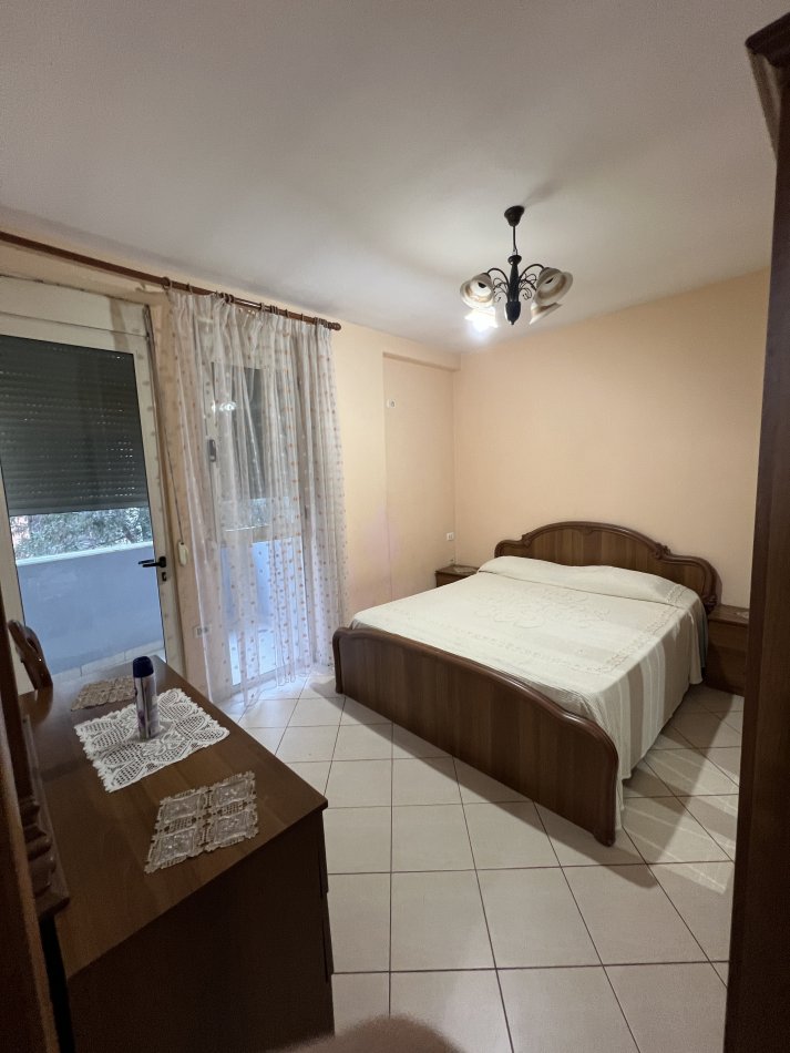Tirane, jepet me qera apartament 1+1 Kati 2, 500 € (Rruga hoxha tahsimi)