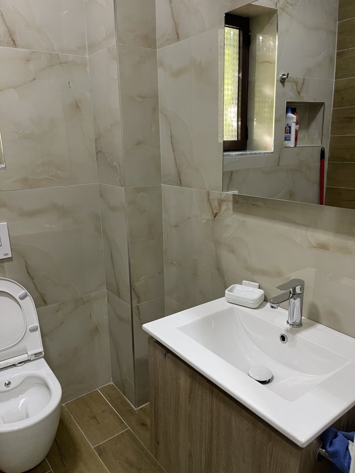 Tirane, jepet me qera apartament 1+1 Kati 1, 70 m² 450 € (Rruga Ferit Xhajko, Ish Restorant Durrsi)