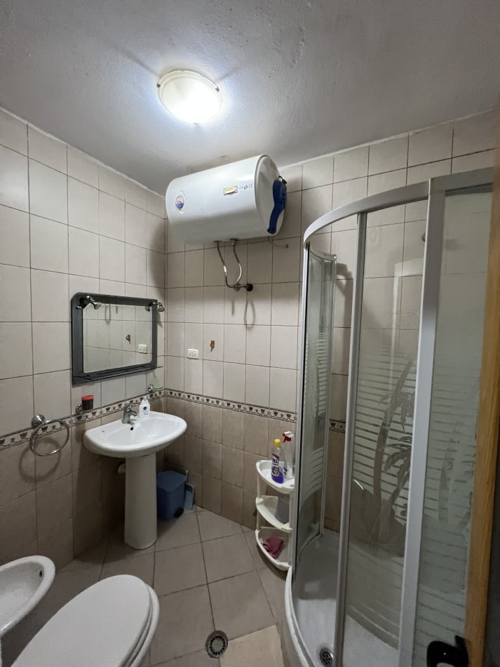 Tirane, jepet me qera apartament 1+1 Kati 2, 500 € (Rruga hoxha tahsimi)