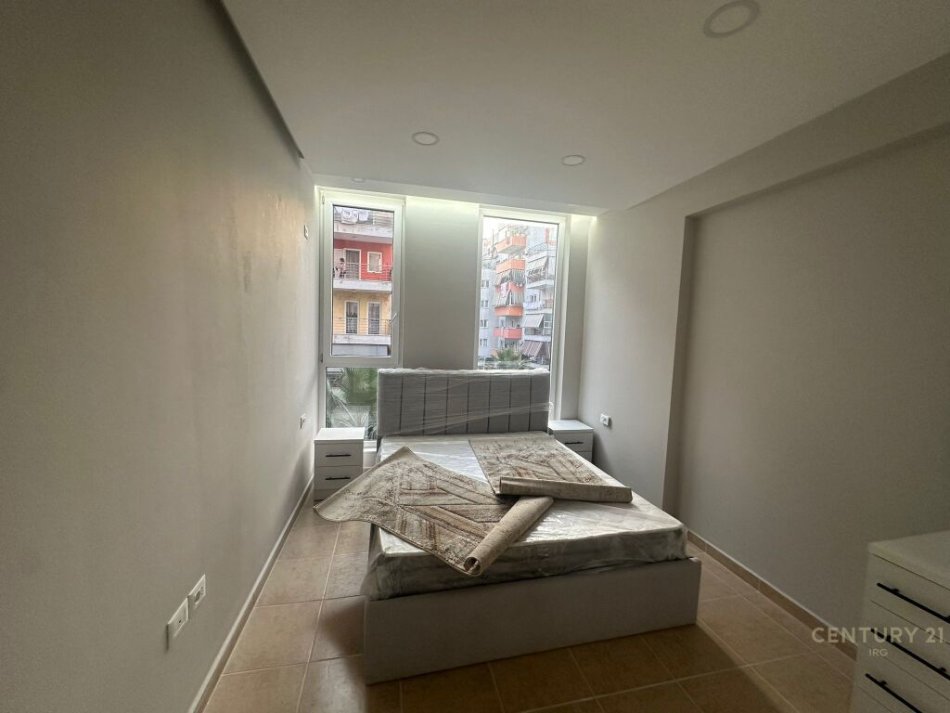 Tirane, jepet me qera apartament 2+1+Aneks+Ballkon Kati 1, 98 m² 770 € 